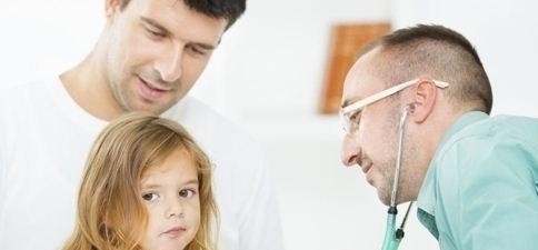 孩子|3岁孩子不小心卡了鱼刺,父母的2个果断救了他,医生真棒