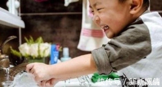 父母|5岁女儿用水“洗”手机，妈妈失控后，再也听不到孩子叫妈妈了