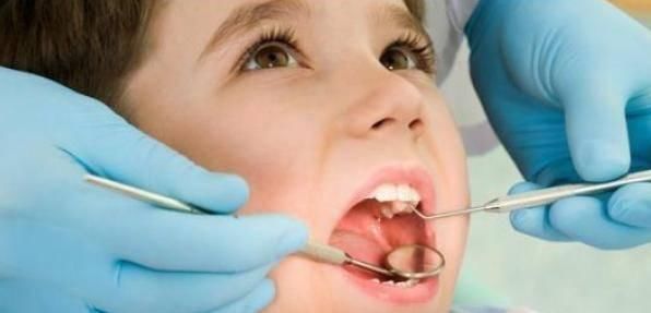 无知|2岁孩子满嘴“小黑牙”,医生不是因为糖,是父母的无知