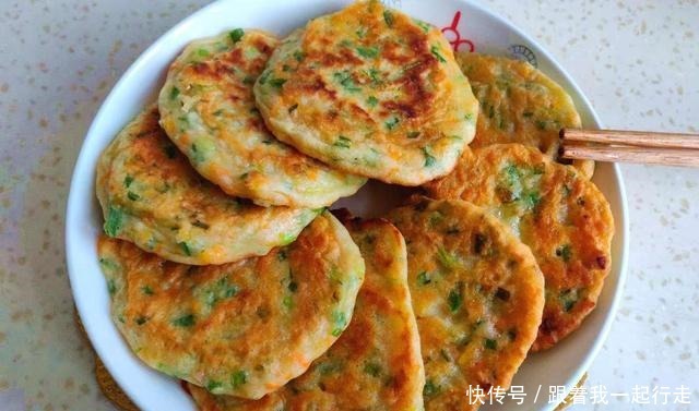 这两种食材,一个补钙一个护眼,搭配一起做成小饼,满屋飘香诱人