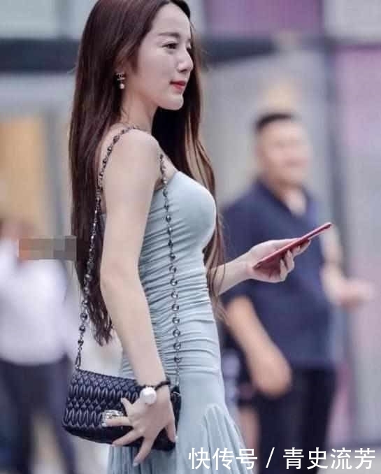 显得|性感明星美女街拍:普通的包臀裙被小姐姐一拉肩竟显得如此时尚