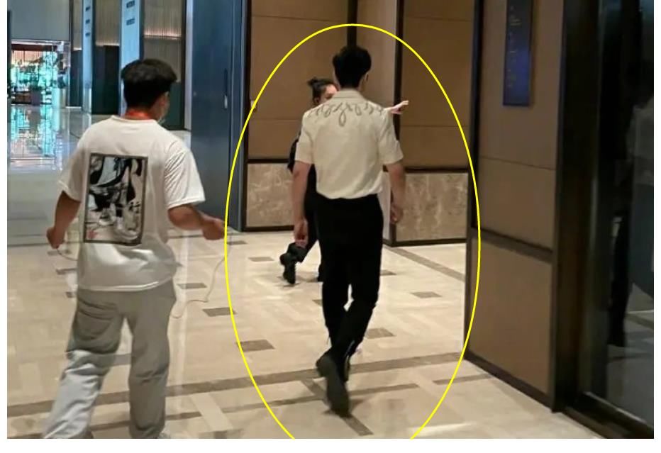 路透|《中餐厅5》路透生图，黄晓明身材比例很抢镜，真实身高一目了然