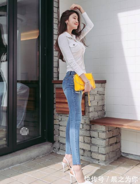 s型曲线 气质小姐姐搭配牛仔裤,尽显窈窕的身姿,太好看了