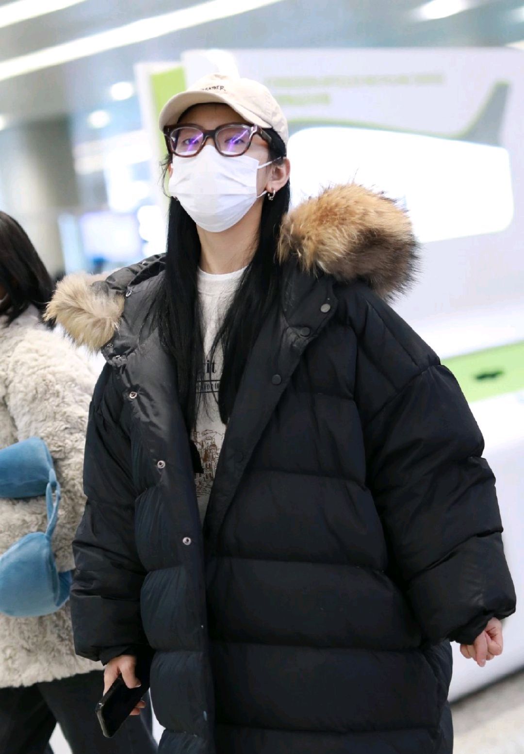 章若楠真会穿！黑色长款羽绒服保暖舒适，戴黑框眼镜也难掩女神范