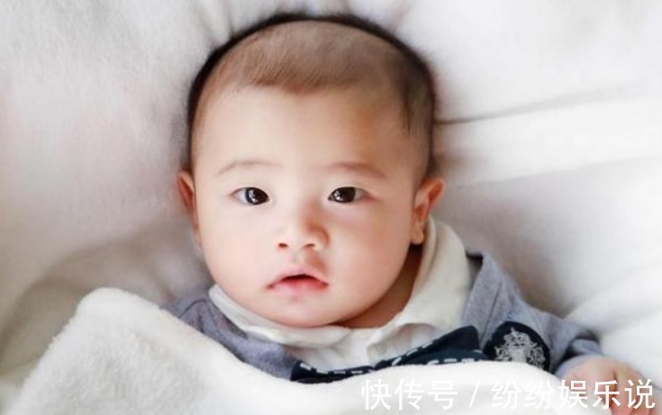 大动作|翻身是大动作发育的''里程碑''孩子不会翻身的原因,父母要明白了