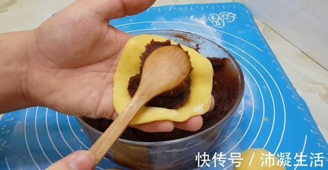家常|面粉这样做太香了，不用烤不油炸，比吃面包还香，一次8个不够吃