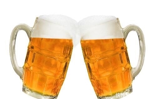 尿酸高小心痛风发作,喝水加它可防痛风,牢记这6点可保命