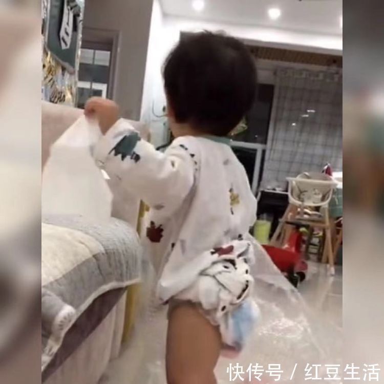 妈妈|萌娃按照亲妈的“指令”拿纸巾火了,网友:真是被安排得明明白白