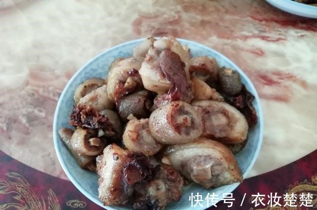 奶奶|孩子过生日,奶奶做了一桌菜,朋友圈火了,网友:我也想过生日了