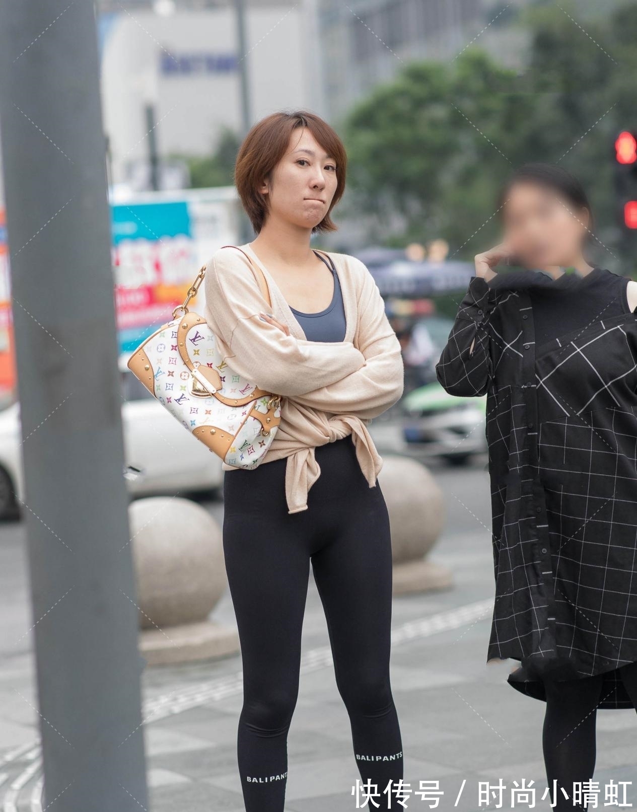 运动裤|薄款的针织防晒衫,搭配运动裤还有一种另类的慵懒感