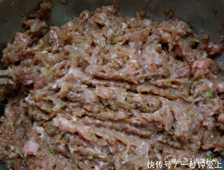 每到冬天，我家最爱的饺子，馅香皮筋道，一口一个吃着太解馋了