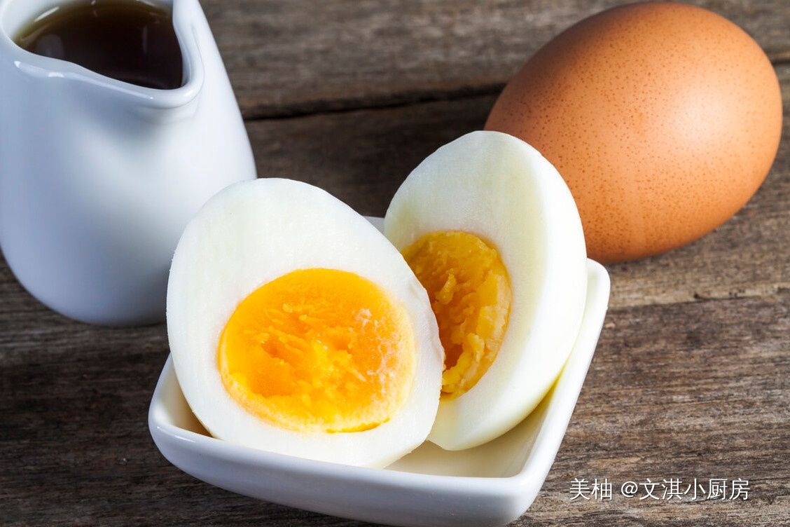 煮鸡蛋，不要只会用清水，多做1步，鸡蛋香嫩可口，蛋壳一碰就掉
