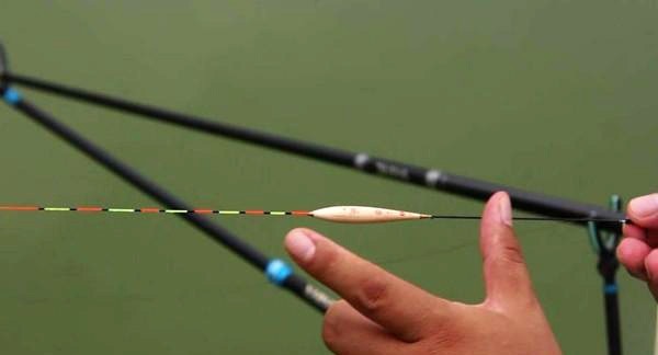 鱼钩|浮漂有动作,提竿却不中鱼,这种情况该如何应对