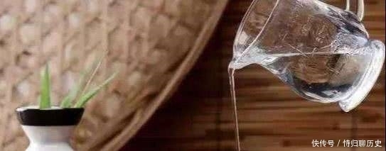 喝白酒的人|酒趣谈︱多跟喝酒的人在一起,你会变得很有趣