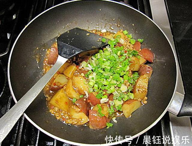 土豆的这种做法,儿子总说吃不厌,我家隔三差五就做一回,超下饭