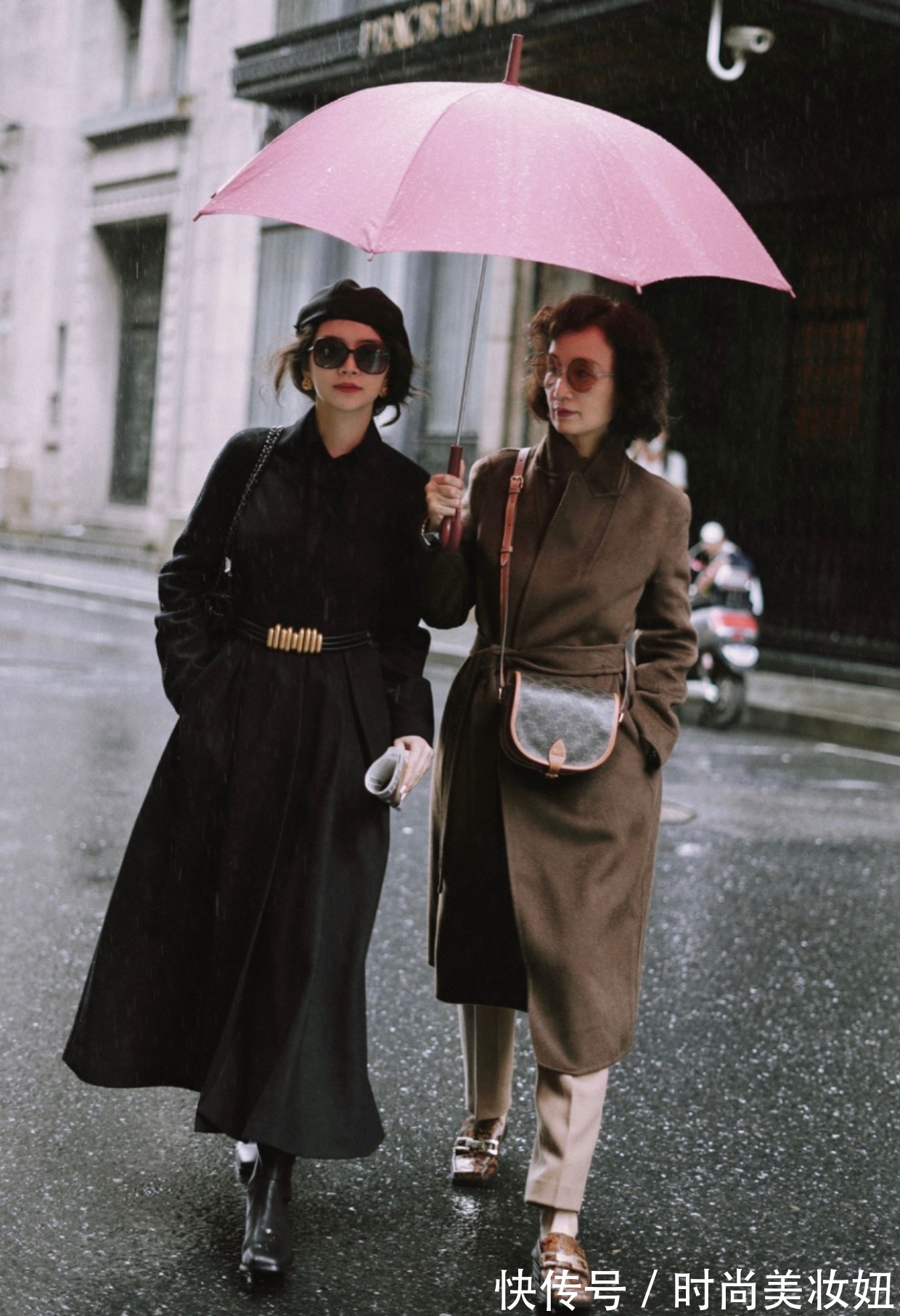黑大衣|为何你穿黑大衣总比别人土?其实配饰才是关键,提升气质又洋气
