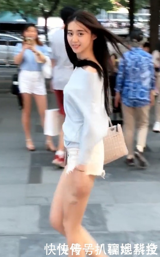 在街上能看到这样美丽的小姐姐,也是一种幸福吧