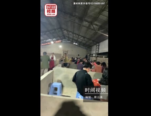 新人 福建一对新人在猪圈摆婚宴，亲朋好友坐里面吃席