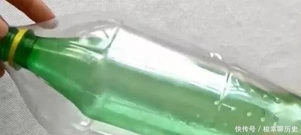 妙用|两个塑料瓶中间穿一根筷子，没想到还有这个妙用，学会了受用一生