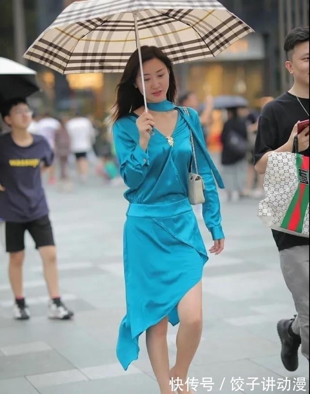 连衣裙 清新高贵的孔雀蓝连衣裙,穿出了优雅的气息,迷人的美