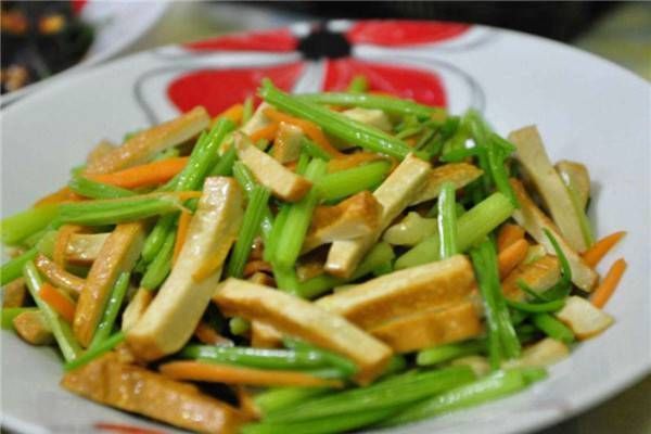 倒入|吃有营养的炒菜——芹菜炒香干,酥脆,香甜多汁,家人爱吃