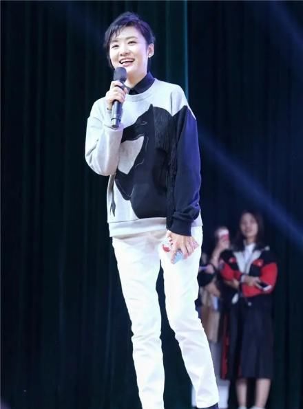 女人过50好气质得靠衣品撑！瞧主持人周涛穿搭，时髦大气显年轻