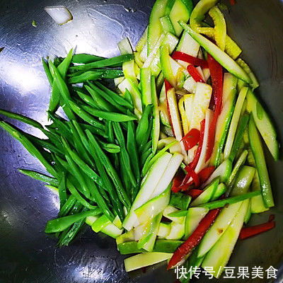 葱烧荷兰豆|鲜香美味，你从来没吃过的红椒葱烧荷兰豆