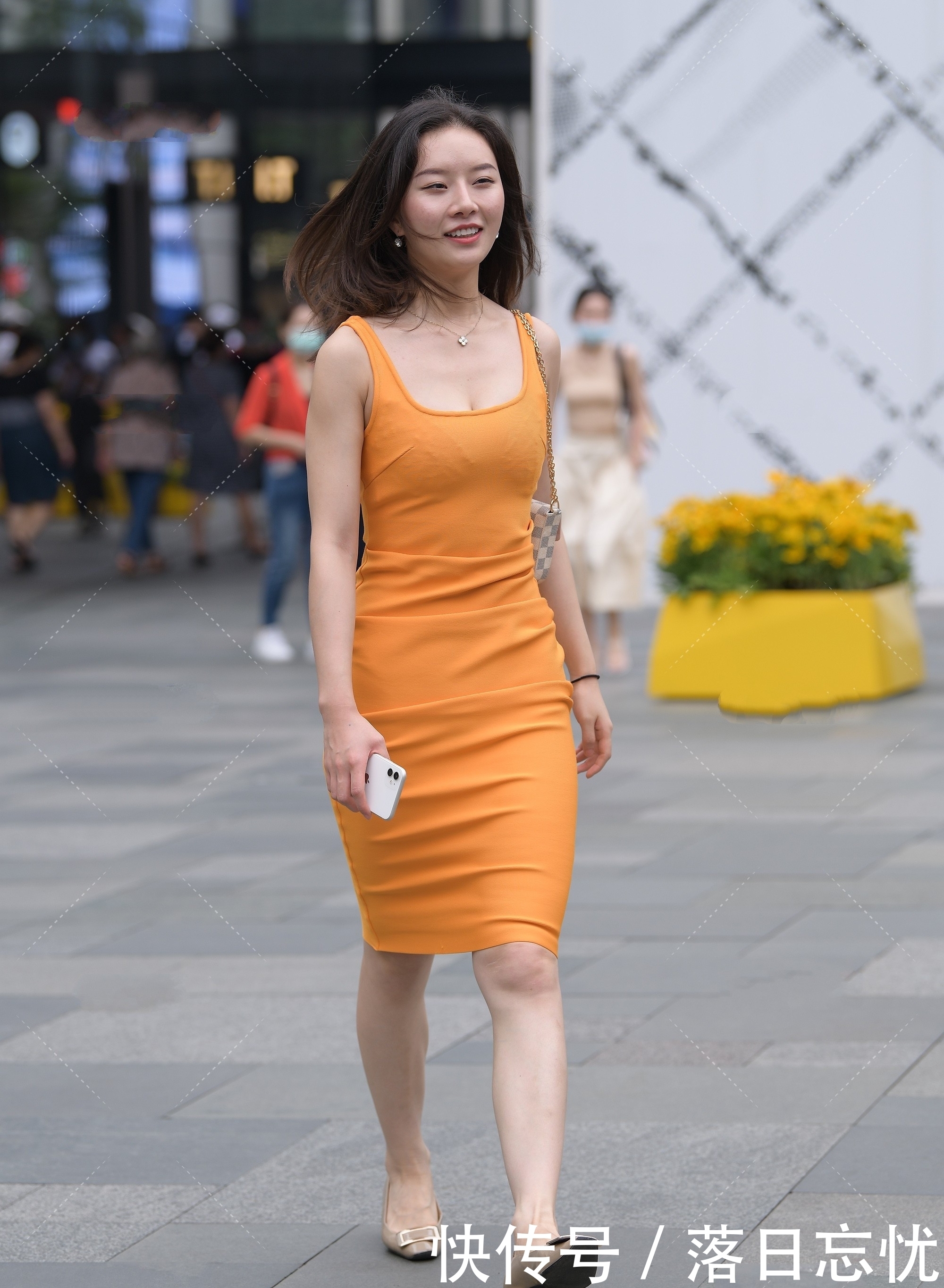 橙色|橙色连衣裙选择时需要注意的方面，展示夏季的鲜活力