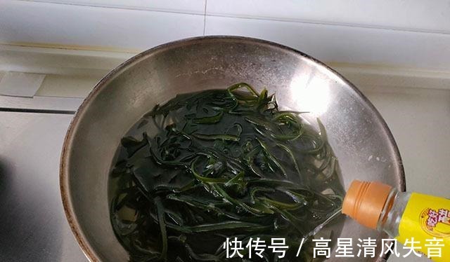 海带丝|这菜我家一周吃3回，食材烫一烫，浇点料汁拌一拌，天热吃真爽口！