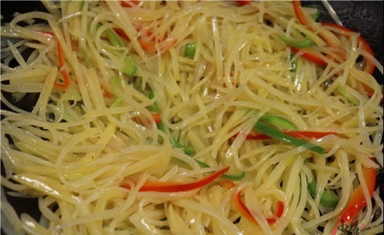 才知道，炒土豆丝先用水冲就错了，教你饭店的诀窍，脆嫩不粘锅