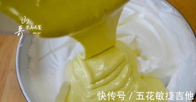 白醋|烘焙新手也能1遍成功的简易版抹茶蛋糕，步骤详细，做法超级简单！