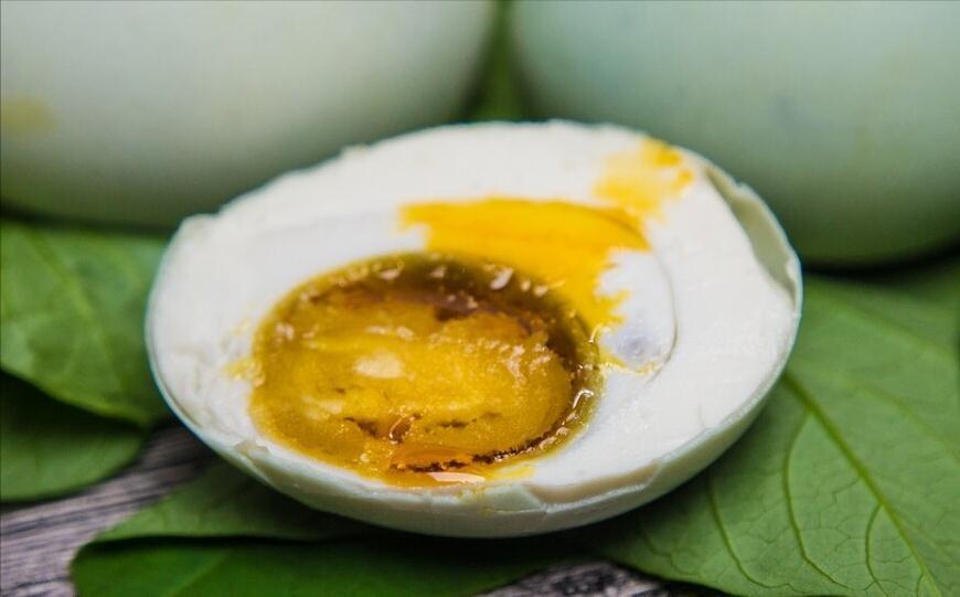 腌咸鸭蛋,不泡盐水不裹泥巴,教你一个新式腌法,个个流油起沙