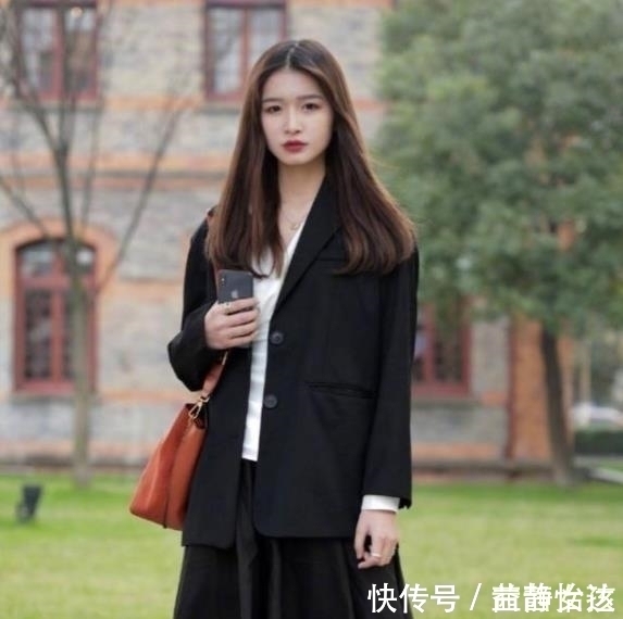 洋气|街拍美女：身材曼妙的小姐姐，紧身牛仔裤穿搭，洋气十足！