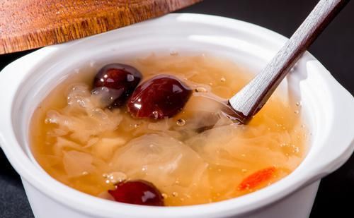 炖银耳要想出胶快又多，教你一招，炖出来黏稠又好喝