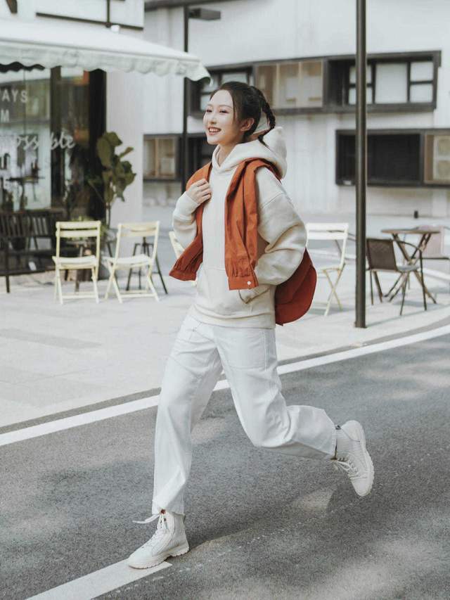 卫衣 卫衣下装别配裙子,太土气了,今年流行这6种搭配,时髦又洋气