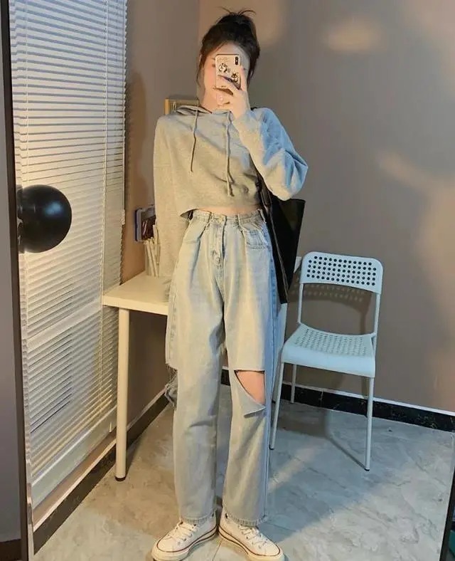 最近流行一种显高穿搭,叫“短卫衣+高腰裤”,小个子照着穿就对