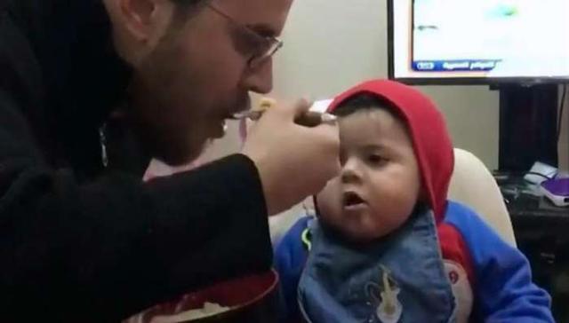 辅食|爸爸喂儿子吃辅食，全喂到他自己嘴里，宝宝懵了：这是亲爸吗？