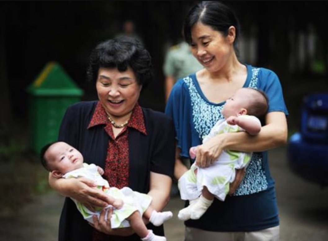 双胞胎|双胞胎姐妹一个南方姥姥带，一个北方奶奶养，多年后差距太明显