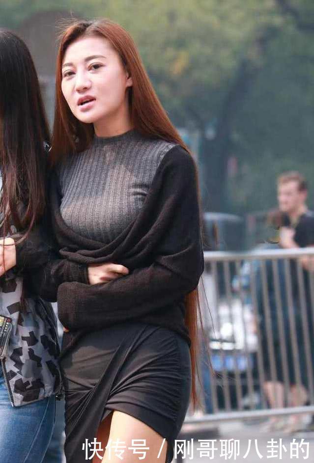 紧身裤|美女身穿黑色连衣裙，身材不好的人还真不敢穿
