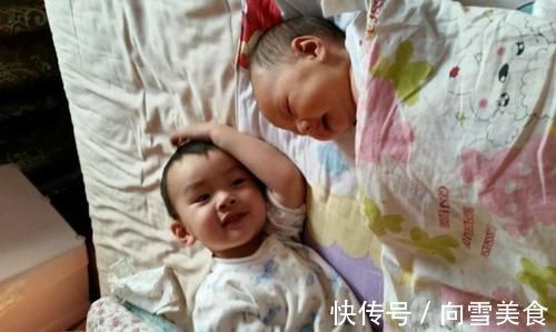 孩子|“超暖姐姐”火了,怕弟弟着凉揣怀里取暖,网友:打弟弟要趁早