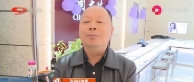 手镯|女子9000买金手镯,调暗扣时店员说是假货,女子:你店里的!