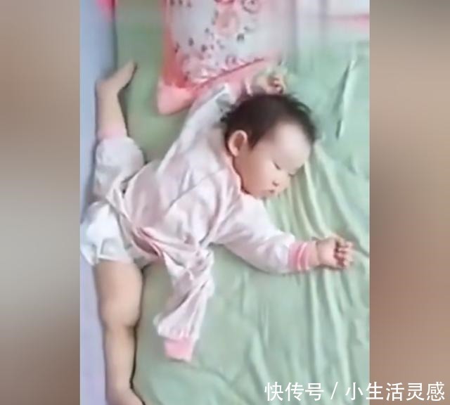 小宝宝|孩子正熟睡,妈妈掀开被子一看妈呀,睡姿太奇葩了!看完已笑喷!