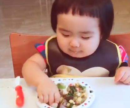 孩子|被医生称为“幼儿杀手”的2种食物,比垃圾还埋汰,仍有家长在喂