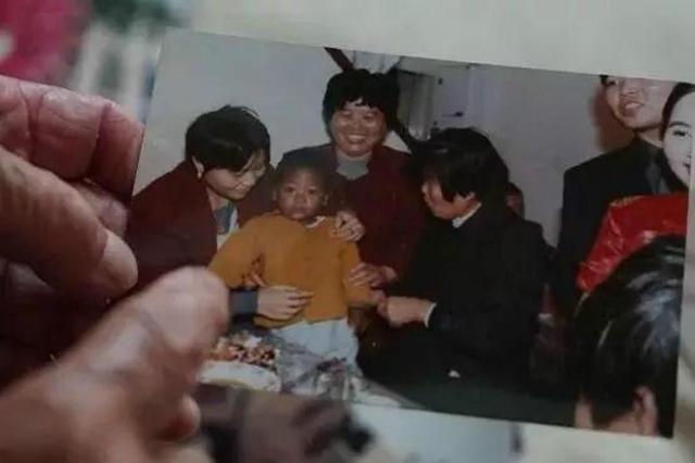 领养|那个被中国奶奶收养的“黑人小孩”,如今已成年,称自己是中国人