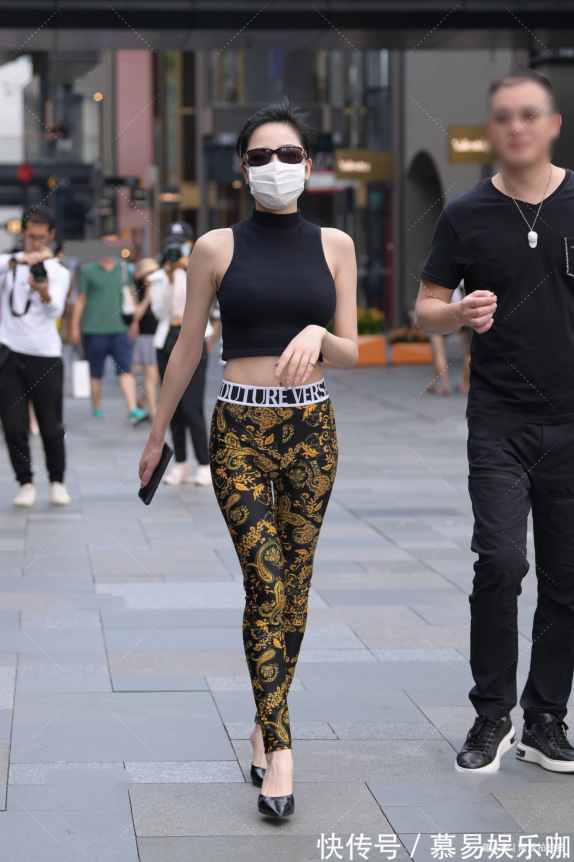 花色 黑色半高领上衣搭配花纹修身裤,设计精美,时尚感十足