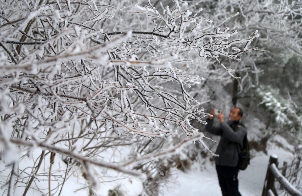 千米高山突降大雪，各路美女跑来打卡，有人在雪地上跳舞，有人穿着古装拿着长剑