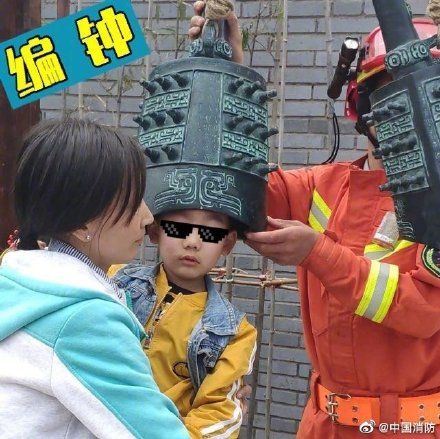 上学|女孩手指被卡以为不用上学笑出了声