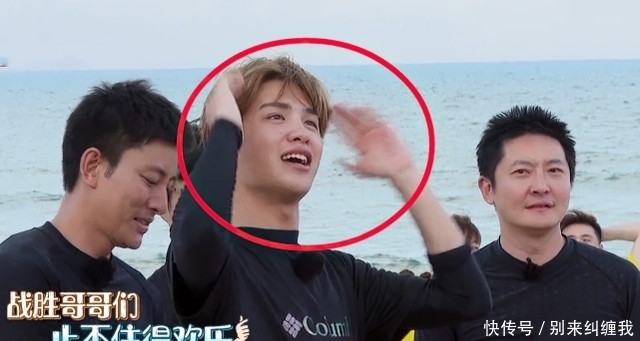 黄明昊|黄明昊游泳照流出，大家注意力都在他的素颜上，19岁皮肤过于真实