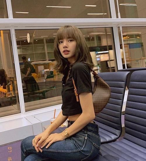 腋下包热潮还未灭，让整体造型变得有亮点！