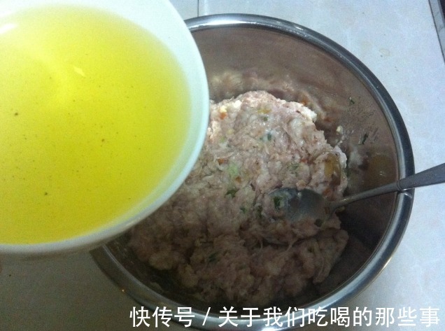 鲜嫩|厨师长：调肉馅要“油水多，1料不能放”，鲜嫩多汁，香浓没腥味